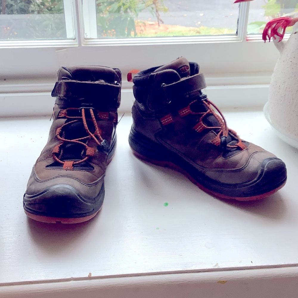 VGUC KEEN insulated & waterproof boots, size 4 (big kids)